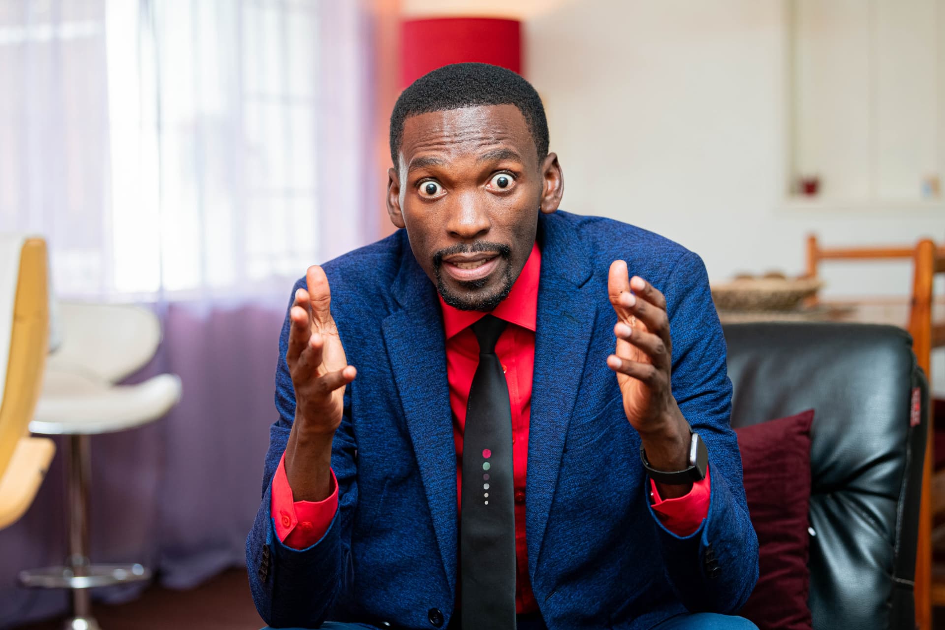 Master Chimbala speaking with open hands during a session